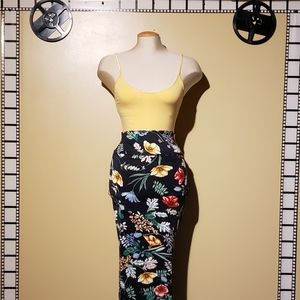 Form-fitting skirt set.